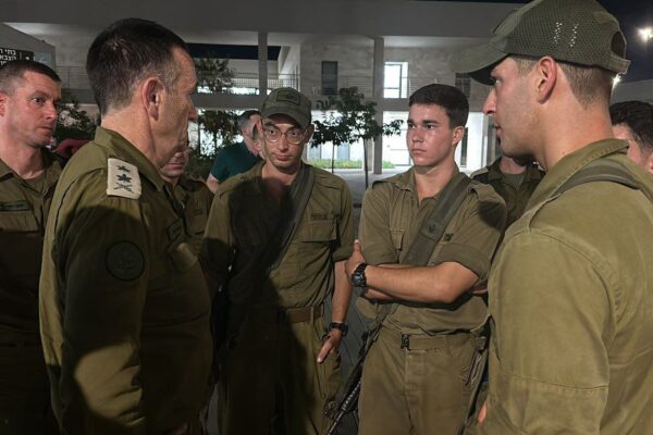הרמטכ"ל הרצי הלוי בבסיס בית ליד (צילום: דובר צה"ל)