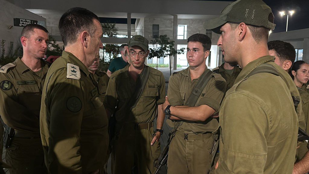הרמטכ"ל הרצי הלוי בבסיס בית ליד (צילום: דובר צה"ל)