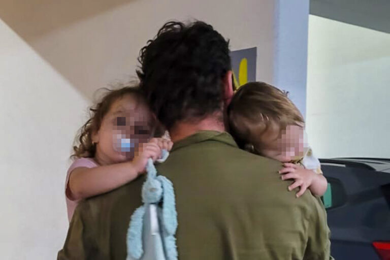 אלעד סגליס חוזר מהמילואים ומחזיק את הילדים. "בסבב הראשון הבת שלי בכתה פעם בשעה שהיא רוצה את אבא שלה, וגם עכשיו בימי היערכות היא לא הפסיקה לבכות" (צילום: אלבום פרטי)