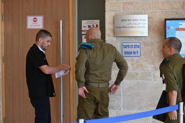 רמ"ט אכ"א תא"ל יורם כנפו בכניסה לדיון (צילום: אור גואטה)