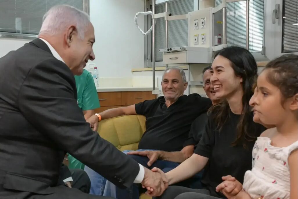 נועה ארגמני לאחר שחרורה מהשבי וראש הממשלה בנימין נתניהו (צילום: מעייף טאוף/ לע״מ)