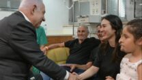 נועה ארגמני לאחר שחרורה מהשבי וראש הממשלה בנימין נתניהו (צילום: מעייף טאוף/ לע״מ)