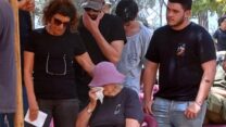 יהב בירה, רבקה בירה, אמם של טל ואורון, ובתיה אופיר-בירה, אחות של טל ואורון. "יותר שאלות מאשר תשובות" (צילום: דוברות קיבוץ בארי)