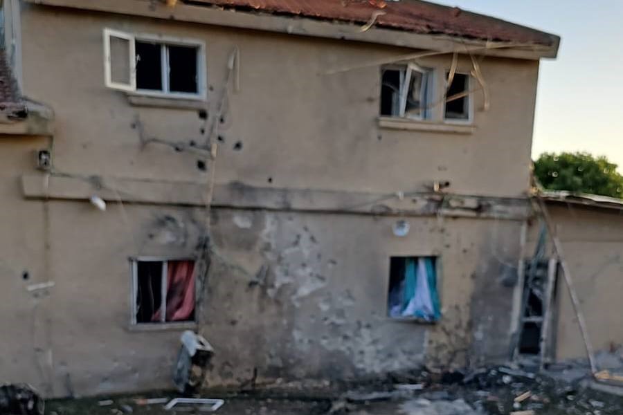 נזק לבית בזרעית כתוצאה מירי חיזבאללה (צילום: רשתות חברתיות, לפי סעיף 27א' לחוק זכויות יוצרים)