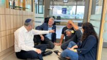 דני אלגרט מחוץ למשכן עם הח"כים נעמה לזימי וגלעד קריב ועם יאיר גולן (צילום: דוברות ח"כ קריב)