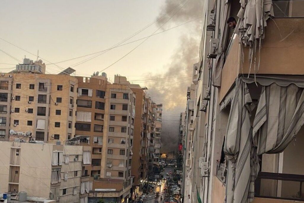 התקיפה המיוחסת לישראל ברובע הדאחייה בביירות (צילום: מתוך הרשתות החברתיות)