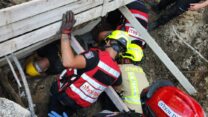 חילוץ עובד מתעלה באתר בנייה (צילום: דוברות כבאות והצלה מחוז חוף)