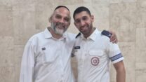 יוני שלום (משמאל) ומתנדב מד"א שמעון ברדי (צילום: דוברות מד"א)