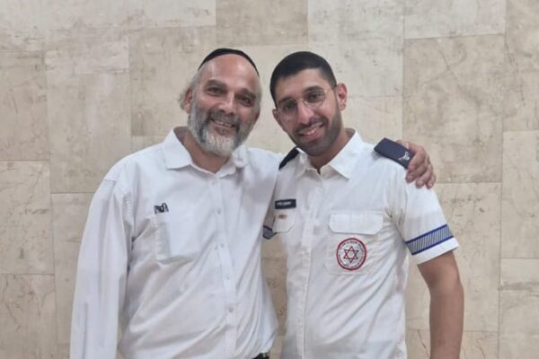 יוני שלום (משמאל) ומתנדב מד"א שמעון ברדי (צילום: דוברות מד"א)
