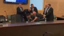מאבטחי הכנסת מוציאים את דני אלגרט מהדיון (צילום: מתוך ערוץ הכנסת)