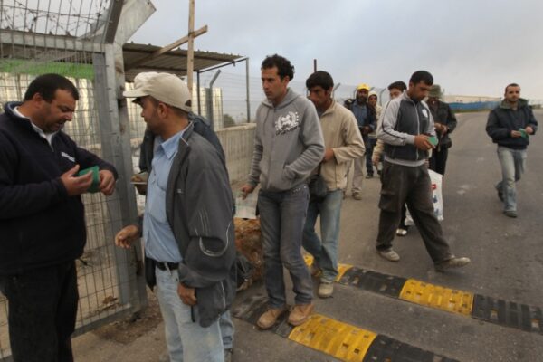 שוהים פלסטינים מזדהים בכניסה ליישוב ישראלי (צילום ארכיון: נתי שוחט/ פלאש90)