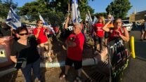 מפגינים מול ביתו של ח"כ צביקה פוגל (צילום: אורי יפה)