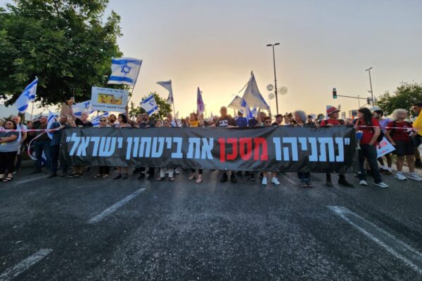 מפגינים צועדים לעבר מעון ראש הממשלה בירושלים. "שני שליש מהעם מבינים שנתניהו לא כשיר להוביל אותנו" (צילום: מחאת קפלן)
