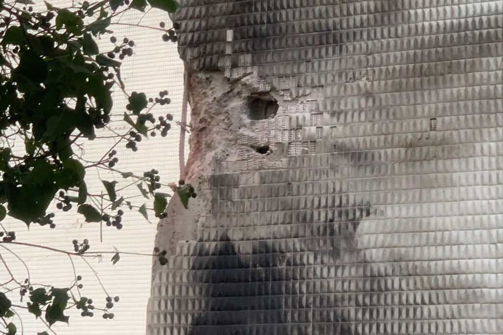 נזק לבניין בקריית שמונה בעקבות המטח לעיר (צילום: דוברות עיריית קריית שמונה)
