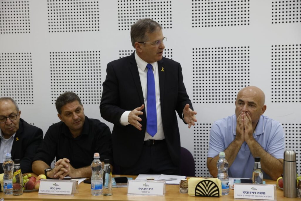שר החינוך קיש בפגישה, מימינו משה דוידוביץ ראש המועצה האזורית מטה אשר ומשמאלו חיים ביבס יו"ר מרכז השלטון המקומי (צילום: סתיו פאולמן/לע"מ) שר החינוך קיש בפגישה, מימינו משה דוידוביץ ראש המועצה האזורית מטה אשר ומשמאלו חיים ביבס יו"ר מרכז השלטון המקומי (צילום: סתיו פאולמן/לע"מ)