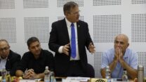 שר החינוך קיש בפגישה, מימינו משה דוידוביץ ראש המועצה האזורית מטה אשר ומשמאלו חיים ביבס יו"ר מרכז השלטון המקומי (צילום: סתיו פאולמן/לע"מ)