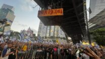 הפגנה בקריאה לשחרור חטופים מול שער בגין של הקריה בתל אביב (צילום: אורן דגן)