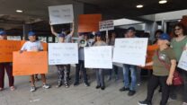 הפגנת הגמלאים מול עיריית תל אביב. "בושה לעיר הראשונה והגדולה בישראל" (צילום: הדס יום טוב)