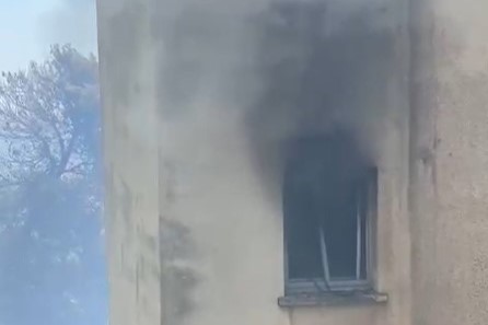 בית שעלה באש במנרה בגלל ירי נ"ט (צילום: כיבוי אש)