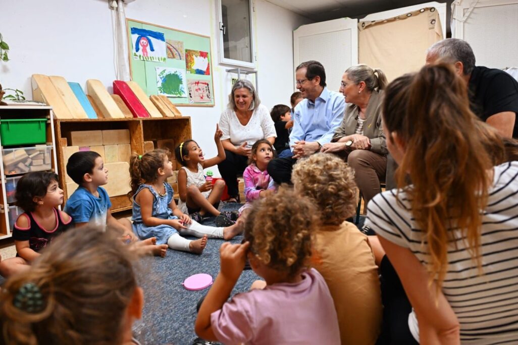 ביקור נשיא מדינה יצחק הרצוג בשדה נחמיה (צילום: חיים צח)