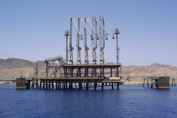 מזח הנפט במפרץ אילת (צילום: ד"ר אבישי טייכר, ויקיפדיה)