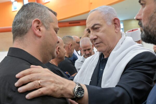 נתניהו במג'דל שמס. "להביע את ההזדהות העמוקה והזעזוע העמוק ממעשה הזוועה" (צילום: קובי גדעון / לע"מ)