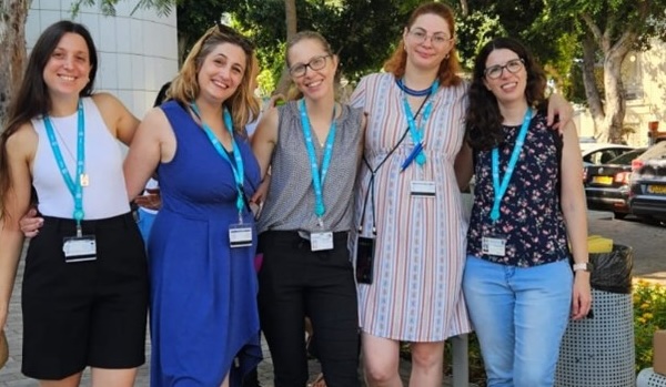 עובדות תאגיד הבריאות ליד ביה"ח שמיר לאחר התאגדותם בהסתדרות (צילום: ועד העובדים) עובדות תאגיד הבריאות ליד ביה"ח שמיר לאחר התאגדותם בהסתדרות (צילום: ועד העובדים)