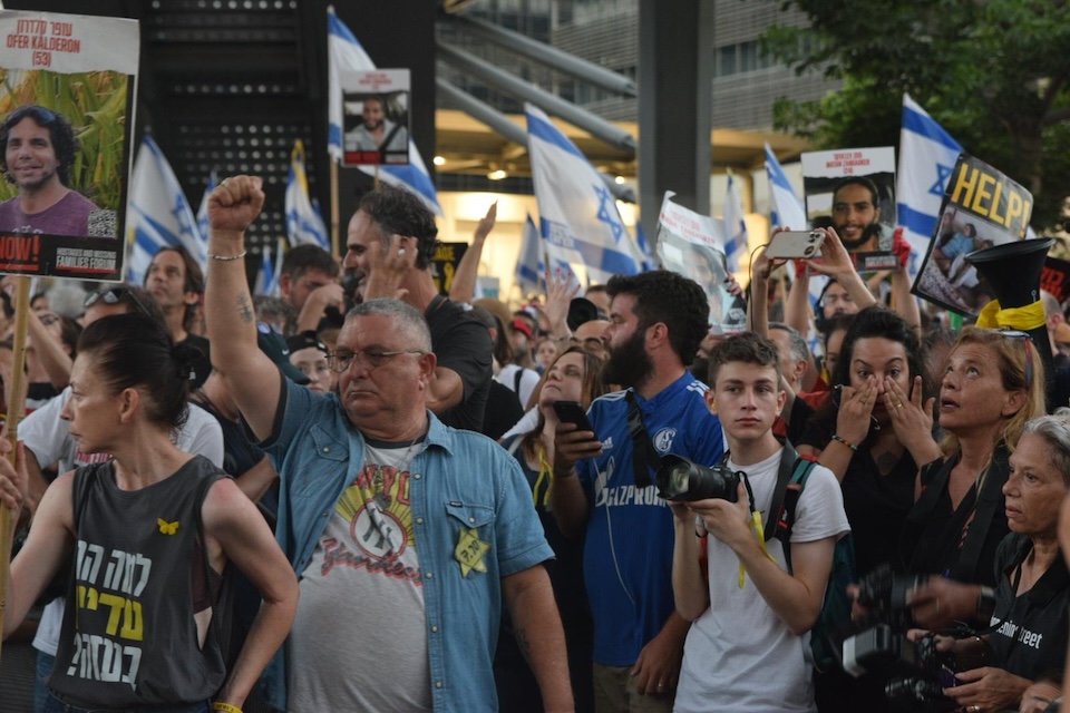 הפגנה בקריאה לשחרור חטופים מול שער בגין של הקריה בתל אביב (צילום: אורן דגן)