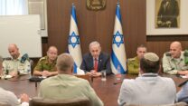 ראש הממשלה בנימין נתניהו עם חניכי המכללה לביטחון לאומי בלשכתו בירושלים (צילום: קובי גדעון/ לע״מ)