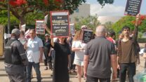 עובדי הסגל הזוטר באוניברסיטת תל אביב מפגינים מול חבר הנאמנים במחאה על הפיטורים במדעי הרוח, מאי 2024 (צילום ארכיון: ארגון סגל ההוראה והמחקר באוניברסיטת תל אביב)