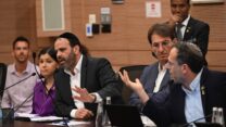ויכוח בין חברי הכנסת משה (קינלי) טור-פז לינון אזולאי. "איך אתם מתכוונים למלא את השורות?" (צילום: אור גואטה)