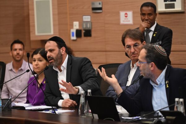 ויכוח בין חברי הכנסת משה (קינלי) טור-פז לינון אזולאי. "איך אתם מתכוונים למלא את השורות?" (צילום: אור גואטה)