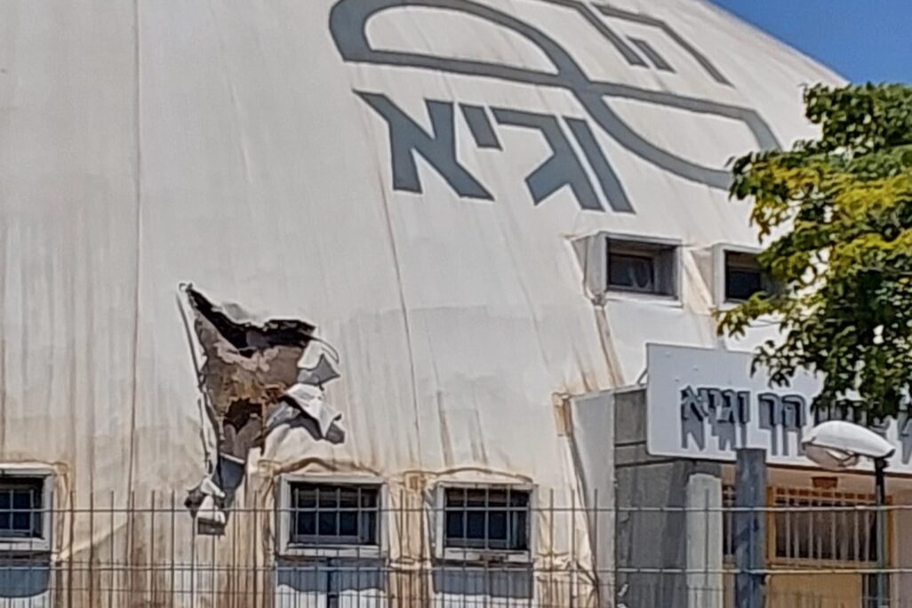 הפגיעה באולם הספורט המיתולוגי (צילום: אבני מידן, באדיבות המועצה האזורית גליל עליון)