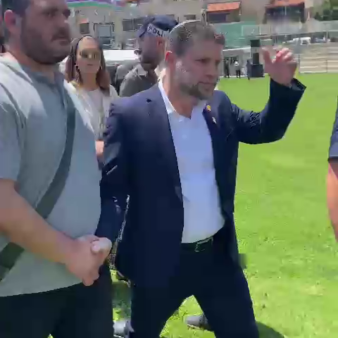 סמוטריץ' מגורש ממגרש הכדורגל במג'דל שמס בתחילת טקס הלוויה (צילום: יהל פרג')