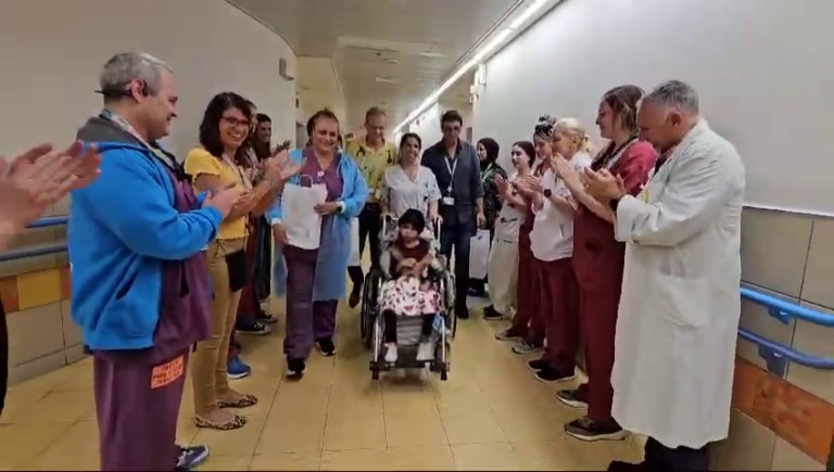 אמינה אל-חסוני ברגעי השחרור ממחלקת הילדים (צילום: דוברות סורוקה)