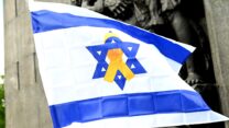 דגל ישראל עם סמל המאבק להחזרת החטופים (צילום: הסתדרות עובדי המדינה)