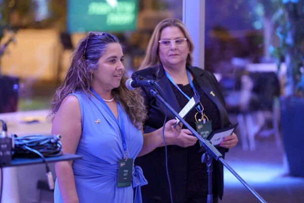 סקרלט (מימין) ושולי בערב התוצרים. "הבנו ששנינו רוצות לייצר קבוצות של שגרירים צעירים" (צילום: שניר קציר)