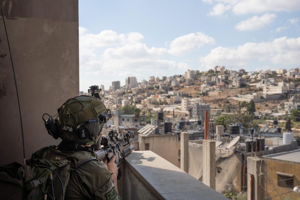 לוחם צה"ל במבצע 'מחנות קיץ' ביהודה ושומרון (צילום: דובר צה"ל)