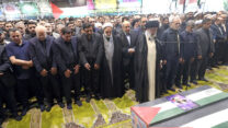 נשיא איראן חמינאי בהלוויתו של איסמעיל הנייה בטהרן (צילום:  Anadolu via Reuters Connect)