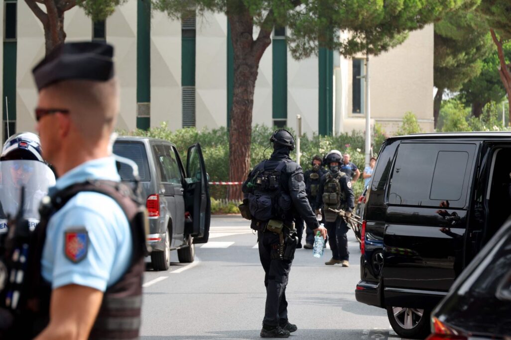 2024-08-24T124349Z_1724503600_DPAM240824X99X197671_RTRFIPP_4_CRIME-FRANCE שוטרים סמוך לבית הכנסת בעיירה הצרפתית לה גראנד מוט, לאחר פיצוץ שני כלי רכב במקום שנחשד כפיגוע (צילום: DPA via Reuters Connect)