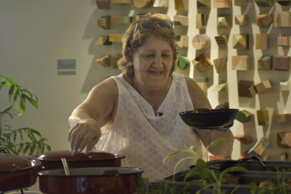 שולה גלעדי במטבח (צילום: הדס יום טוב)