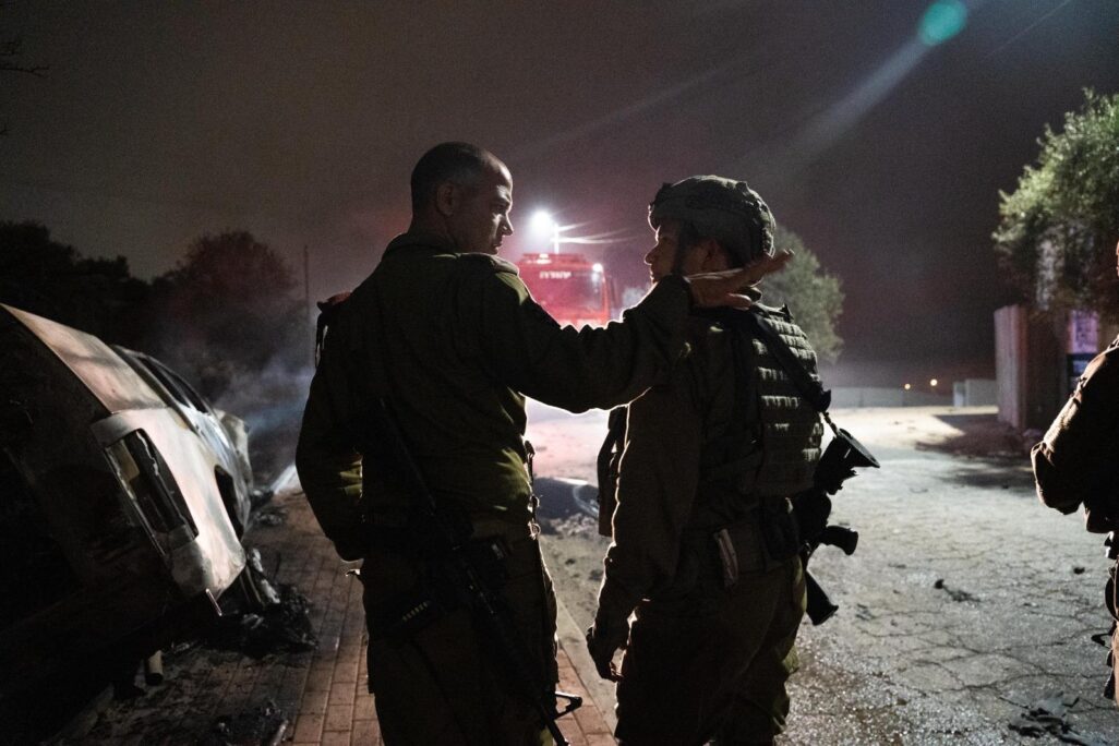 מפקד פיקוד המרכז אבי בלוט ביישוב כרמי צור בגוש עציון, במהלך סריקות לאחר שחדרו מחבלים ליישוב כרמי צור (צילום: דובר צה"ל) מפקד פיקוד המרכז אבי בלוט ביישוב כרמי צור בגוש עציון, במהלך סריקות לאחר שחדרו מחבלים ליישוב כרמי צור (צילום: דובר צה"ל)