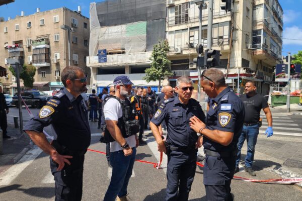 שוטרים בזירת הרצח בדרום תל אביב (צילום: דוברות המשטרה)