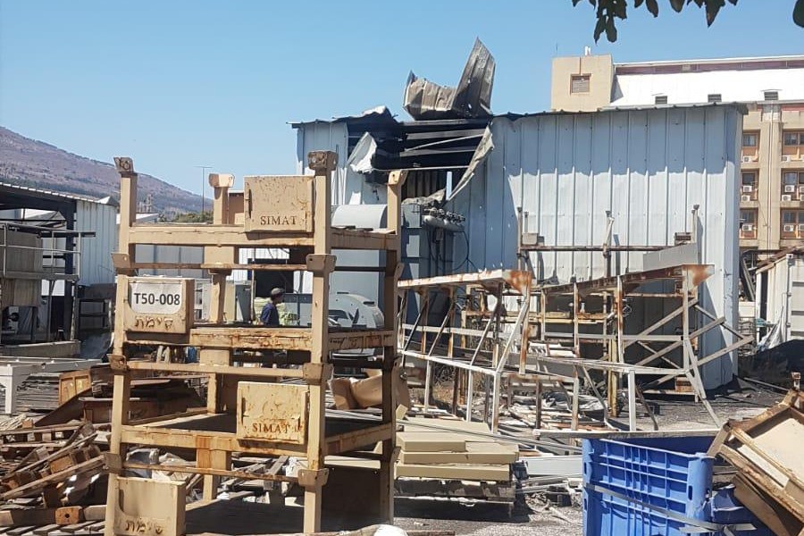 פגיעה במפעל בקריית שמונה (צילום: כבאות והצלה)