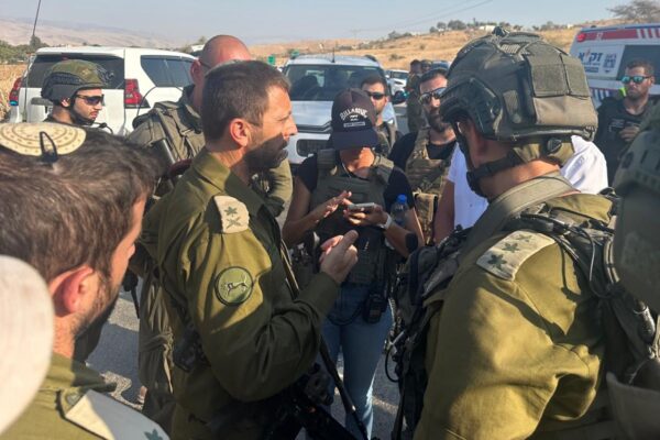 מפקד פיקוד המרכז, מח״ט הבקעה והעמקים, ראש מועצת בקעת הירדן ומפקדים נוספים בהערכת מצב בזירת הפיגוע (צילום: דובר צה"ל)