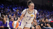 דריקה האמבי במדי לוס אנג'לס ספארקס מה-WNBA (צילום: AP/Tony Gutierrez)
