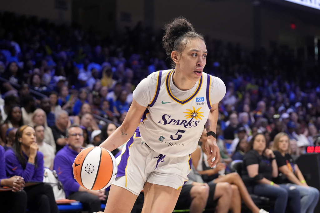 דריקה האמבי במדי לוס אנג'לס ספארקס מה-WNBA (צילום: AP/Tony Gutierrez)