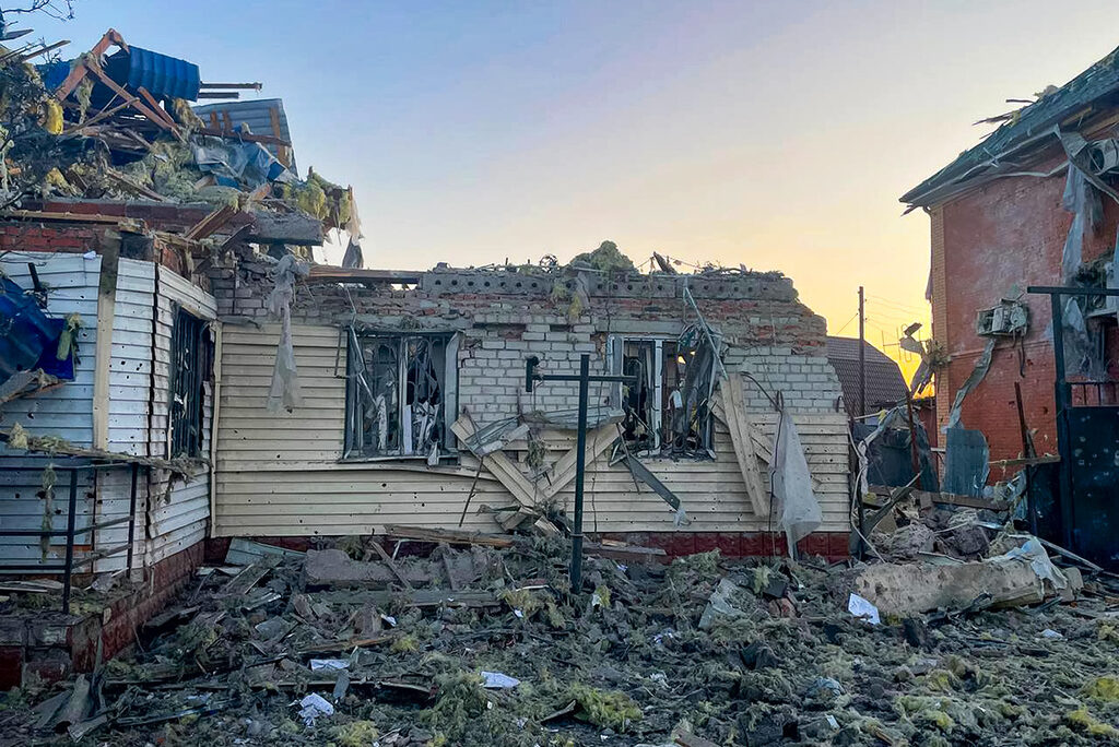 מבנה שנפגע במחוז קורסק ברוסיה (צילום: Governor of Kursk region Alexei Smirnov telegram channel/AP מבנה שנפגע במחוז קורסק ברוסיה (צילום: Governor of Kursk region telegram channel via AP)