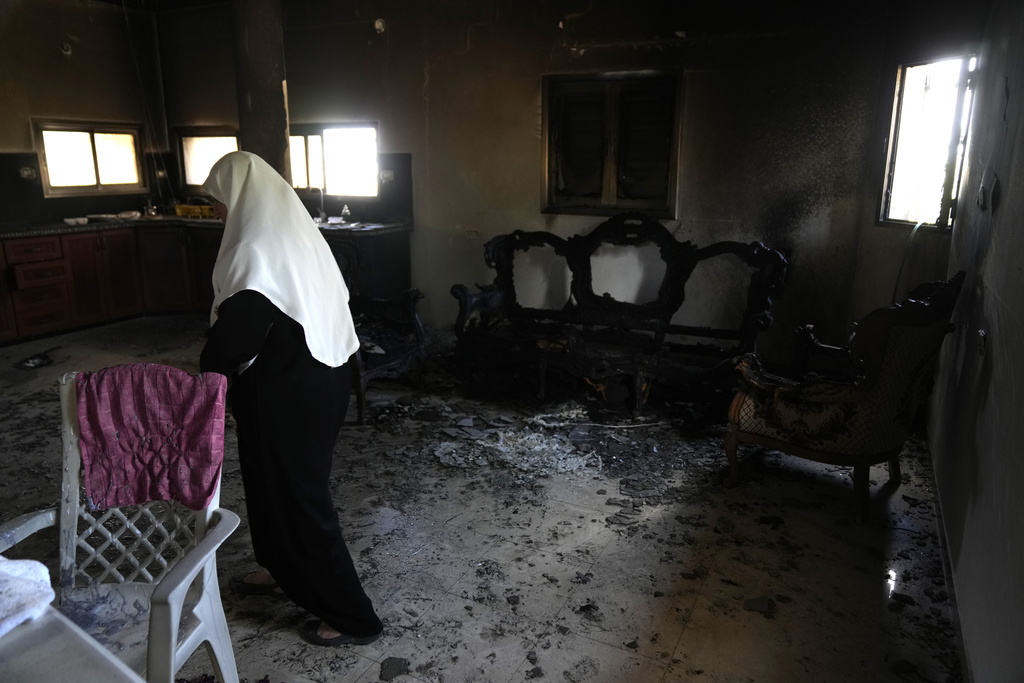 פלסטינית תושב הכפר ג'ית שבשומרון בביתה שנפגע מהתפרעויות של עשרות יהודים בכפר ((AP Photo/Nasser Nasser)