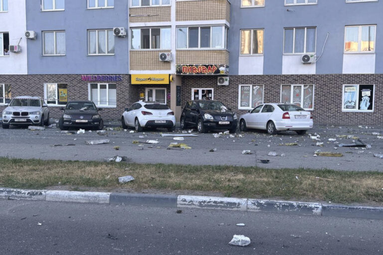 נזק לבניין בעיר אנגלס שבמחוז סרטוב, רוסיה (צילום: מושל סרטוב רומן בוסרגין בטלגרם, AP)